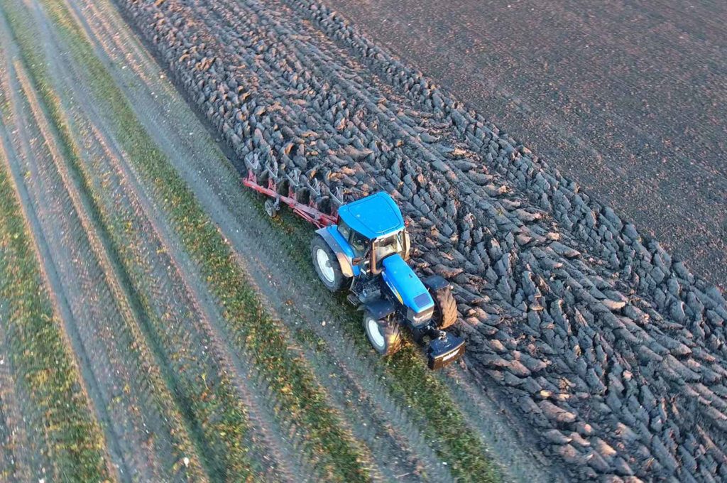 exploitant agricole en tracteur