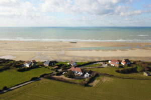 Hameau de maison bord de plage. Photo par drone.