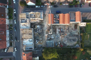 Suivi des chantiers de construction. Photo aérienne verticale à l'aplomb d'un chantier.